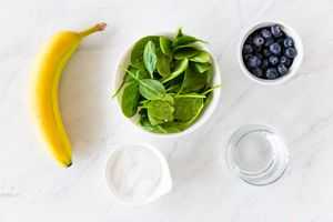 Blueberry and Spinach Superfood Green Smoothie