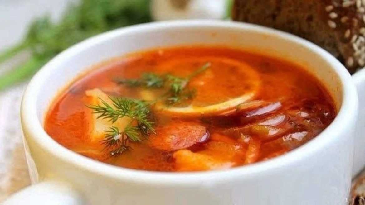 Солянка с колбасой Ингредиенты: -вода – 2 л.; -картофель – 300 г; -лук зеленоватый…