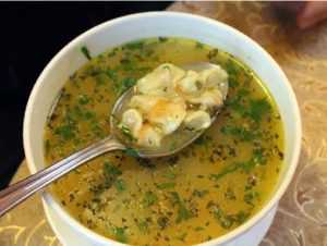 Дюшбара Дюшбaра — это суп с пельменями из азербайджанской кухни. Пельмешки лепятся определенным методом…