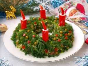 Салат «Рождественский венок» Ингредиенты: Рис варёный — 1 стакан; Крабовые палочки — 200 гр;…
