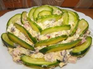 10 Рецептов изготовления торжественных салатов 1. Салат «Изумрудный» Ингредиенты: -Ветчина — 200 г -Яичко…