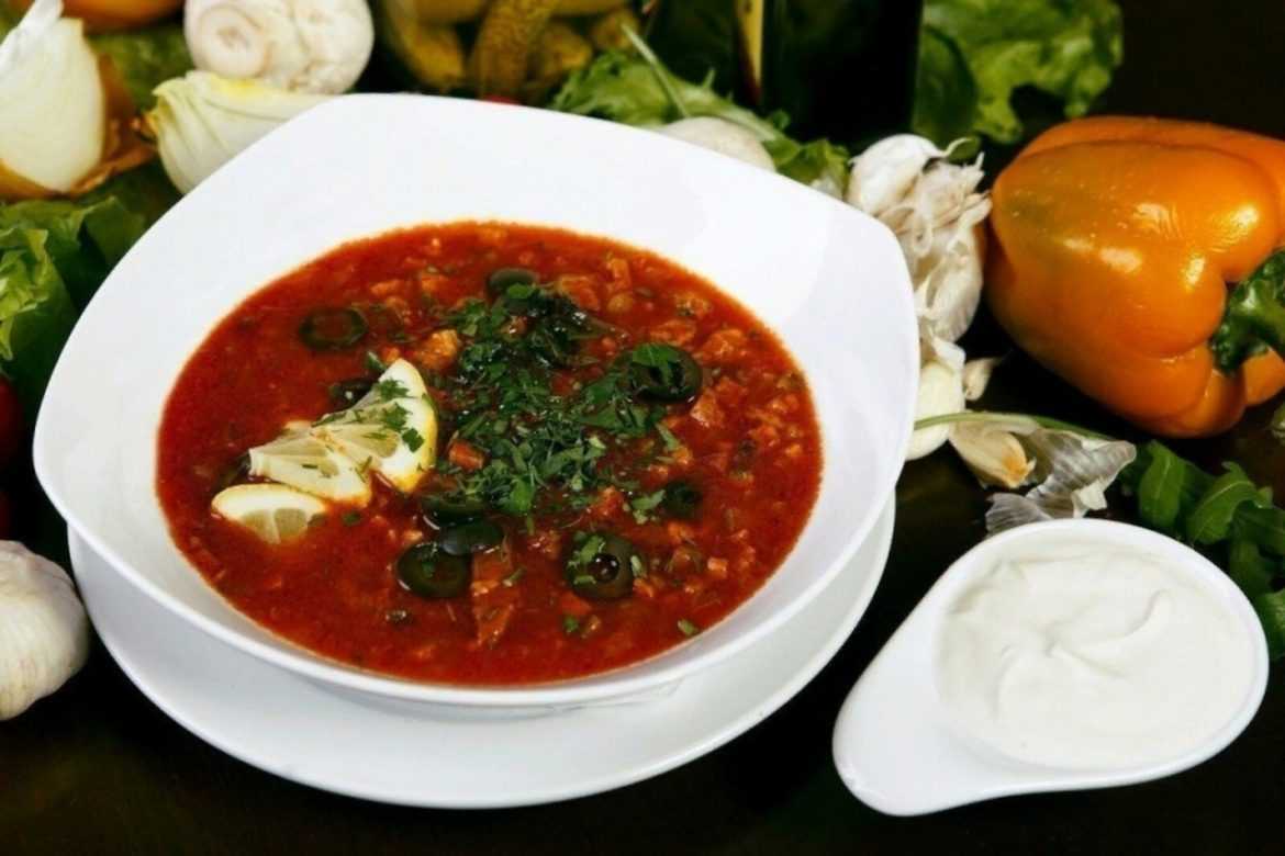 Солянка со свининой Ингредиенты: Мясо отборная свинина — 500 г.; Соленые огурцы — 5 штук.;…
