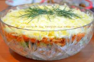 Салат с копченой курицей, корейской морковью и огурцом Ингредиенты: -100 грамм твердого сыра; -2…