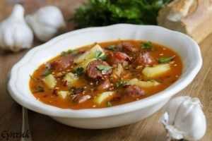 Острый испанский суп с колбасками Ингредиенты: — 4 литра куриного бульона — 4-5 картофелины…