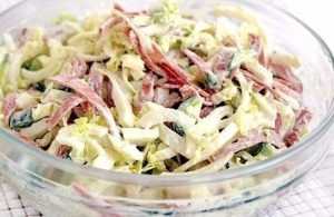 Салат «Стремительно и смачно» Ингредиенты: — капуста пекинская — свежайший огурец — лук -…