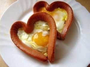 Яичница “Сердечко” к завтраку Ингредиенты: — длинноватые сосиски — маленькие яичка (можно даже перепелиные)…