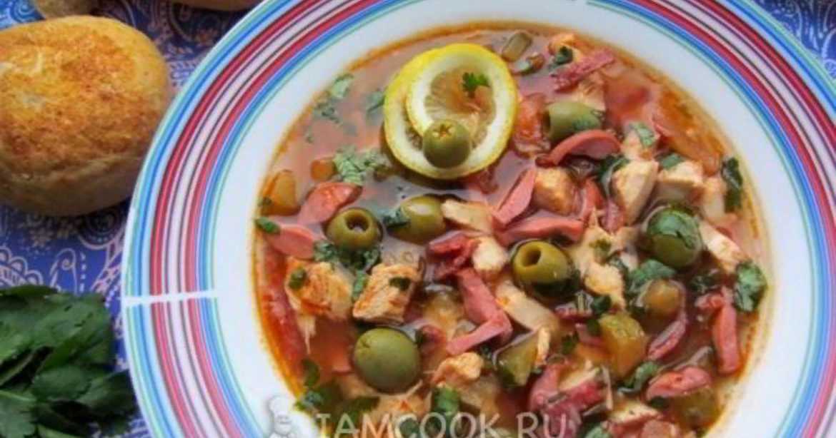 Солянка с колбасой и курицей Ингредиенты: Куриная грудка — 350-400 граммов; колбаса копченая -…