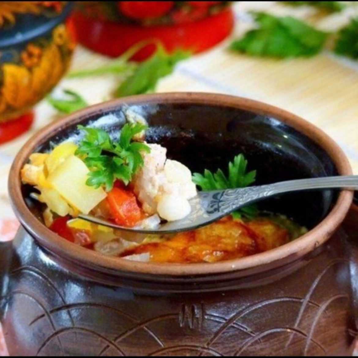Жаркое в горшочках Ингредиенты: • свиное мясо — 700 г • картофан — 5 штук….