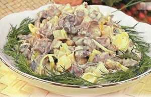Салат мясной с грибками Ингредиенты: мясо — 100 г бульбу — 1 штук. шампиньоны…