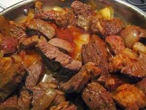 Смачный, домашний гуляш Ингредиенты: — мясо (говядина либо мясо свиньи) — 500г, — лук репчатый…