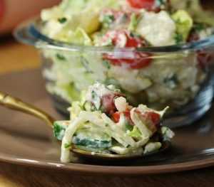 «Лёгкий салат с сырно-горчичной заправкой» Ингредиенты: — 260 г зеленоватого листового салата Айсверг -…