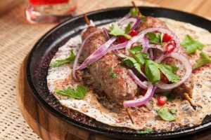 Люля-кебаб в духовке Кебаб по-персидски значит «жареное мясо». Это арабское блюдо представляет собой продолговатую…