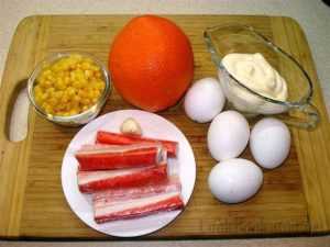 Салат по-царски Ингредиенты: — крабовые палочки — 7шт — апельсин — 1шт — яичка…