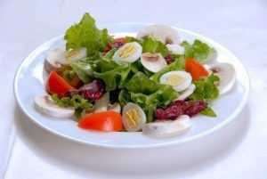 ТОП-10 лёгких торжественных салатов. Лионский салат Ингредиенты: • Перепелиные яичка — 10 штук. •…