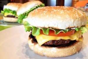 Традиционный чизбургер Ингредиенты: — Говяжий фарш, 400 граммов. — Помидор, 1 штук. — Лук…