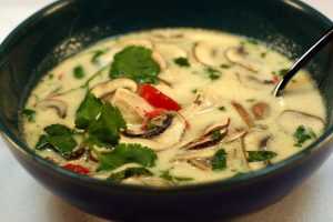 Тайландский остро-кислый суп Тайландский остро-кислый суп кэнг-сом — блюдо, которое еще наиболее популярно посреди…
