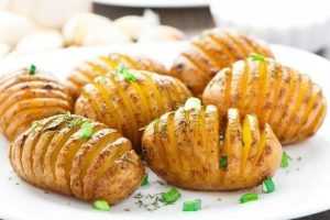 ТОП-6 Рецептов смачного картофеля 1. Картошка-гармошка Ингредиенты: ● 5-6 клубней картофеля ● 5-6 полосок…