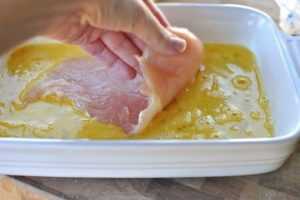 Цыпленок с пaрмезaном в томaтном соусе Ингредиенты: бaзилик сушеный 1/2 ч. л. куриные грудки…