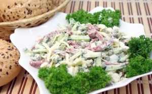 Смачный салат «По-быстрому» Ингредиенты: -2 огурца -2 яичка -100 г полукопченой колбасы…