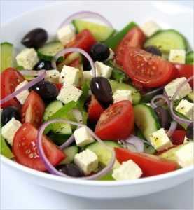 «Греческий салат» Ингредиенты: — 3 помидора — 1/4 головки красноватого лука — 1/2 свежайшего…