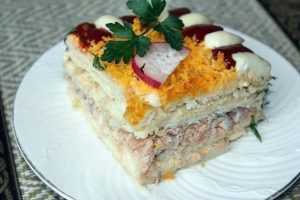 Рыбный салатик — тортик с крекерами Ингредиенты: — 200 — 250 г — соленых…