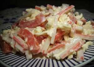 Салат Красноватое море Ингредиенты на 2-3 порции: Крабовые палочки — 100г Помидорчики средние -…