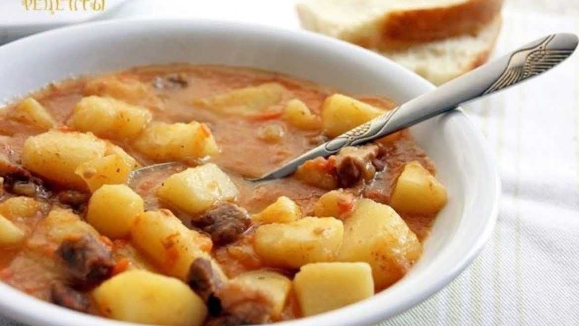 Готовим картошечку, тушенную с мясом Ингредиенты: Говядина — 400-600 граммов Чищеный бульбу — 1…