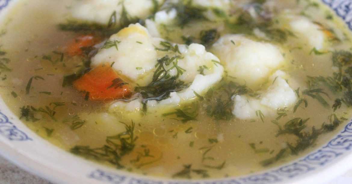 Куриный суп с манными галушками. Перечень товаров -Куриные окорочка — 2 штучек. либо курица…