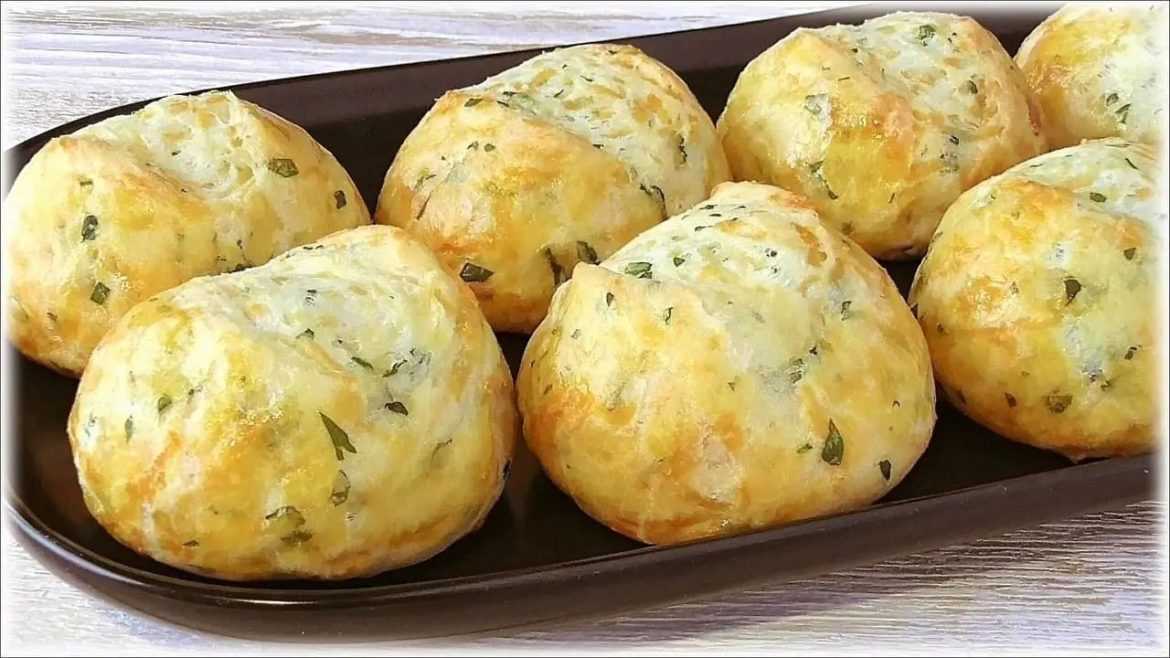 🧀 Сырные булочки с зеленью объеденье Ингредиенты: (8-10 булочек) — Творог — 200 г….