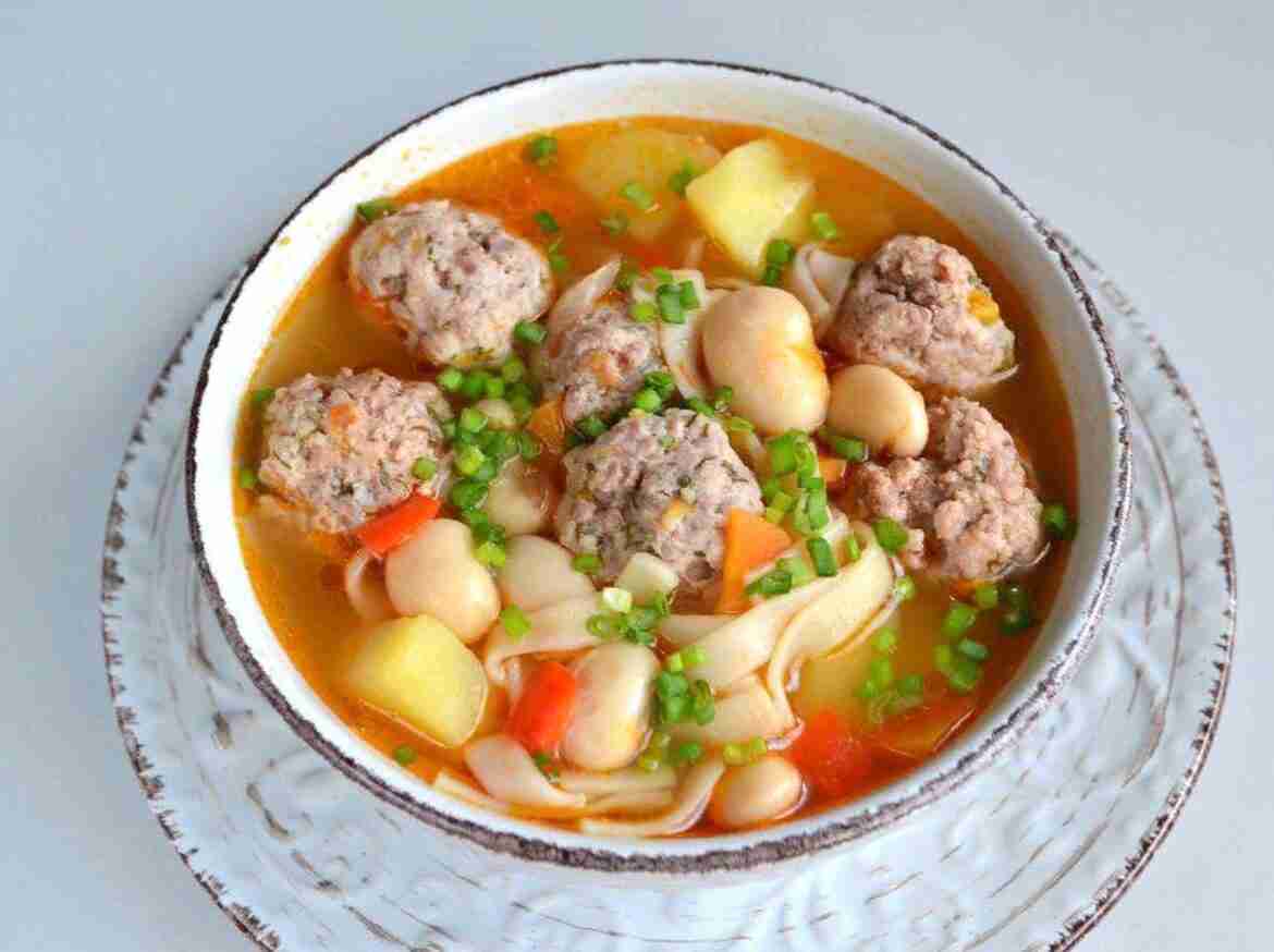 Наваристый суп с фрикадельками и овощами. Ингредиенты: -Мясной бульон — 2 л -Отборная свинина —…