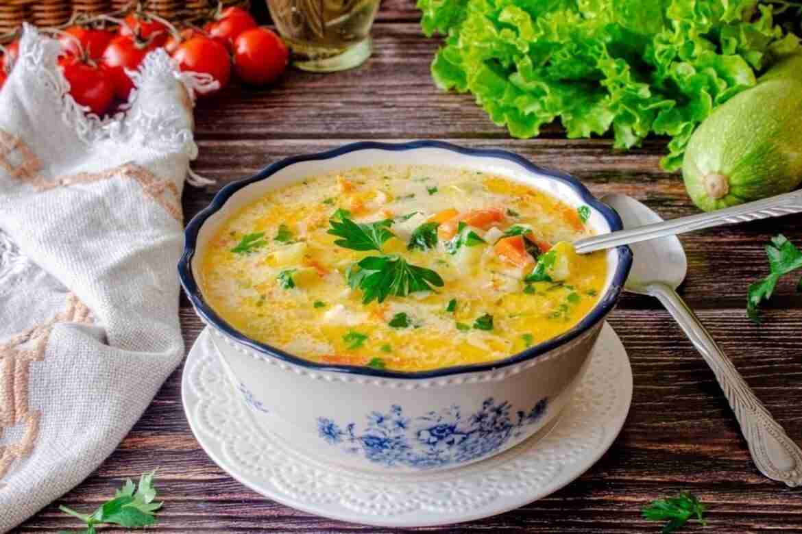 Суп с кабачками и плавленым сыром Ингредиенты: Куриная грудка — 300 граммов Кабачок -…