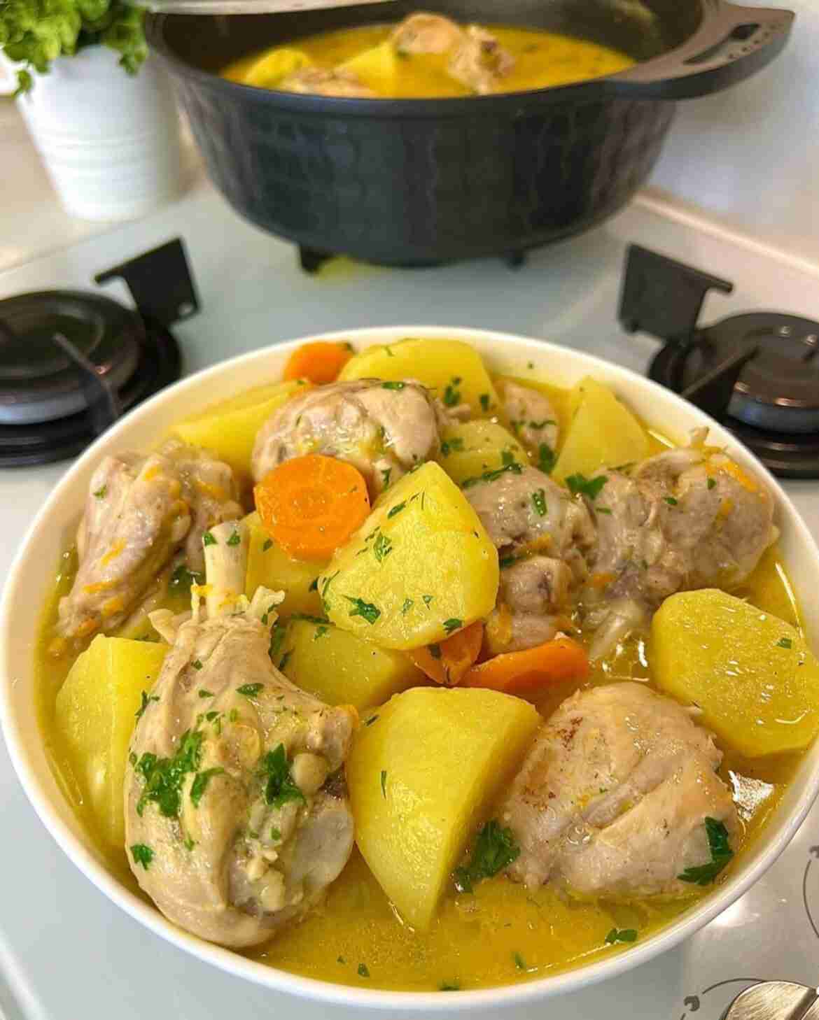 TAVUK HAŞLAMA рецептура: Мясо курицы 5 картофелин 2 моркови 4 зубчика чеснока 1 луковка…