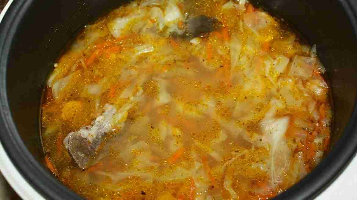 Смачные щи в мультиварке. Ингредиенты: Мясо — 300-350 г Лук — 1-2 штучек Морковь…