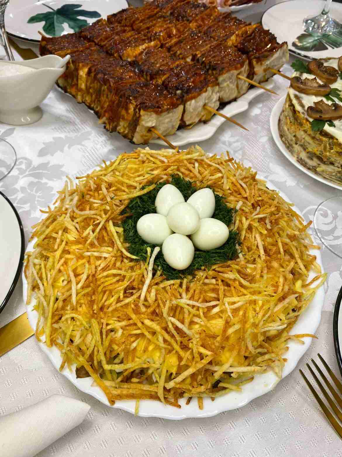 ГНЕЗДО ГЛУХАРЯ» Копченый куриный окорочок — 1 штук Шампиньоны — 200-300 г Маринованные огурцы…