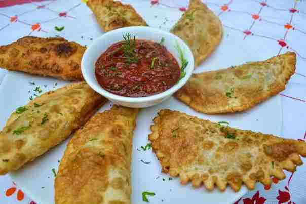 Домашние, весьма сочные чебуреки. Продукты: Для внутренности: Фарш свино-говяжий — 180 г Лук репчатый…
