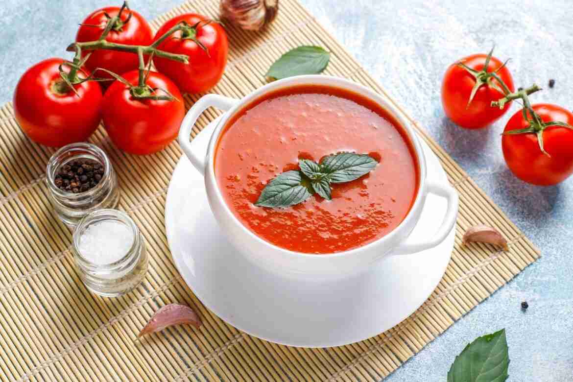 Крем-суп из томатов с печёным чесноком и базиликом Ингредиенты: Спелые помидоры — 4 штук. (мясистые,…